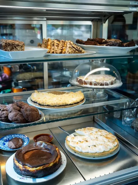 Instagram-Post: Kuchenvitrine mit Baskischem Cheesecake, Zitronentarte mit Baiser, Streuselkuchen und Cookies