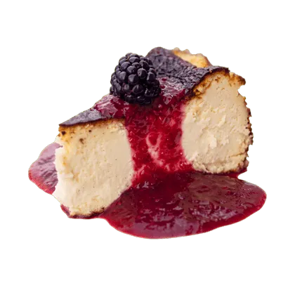 Ein Stück baskischer Cheesecake mit hausgemachter Himbeersauce aus dem kate Café