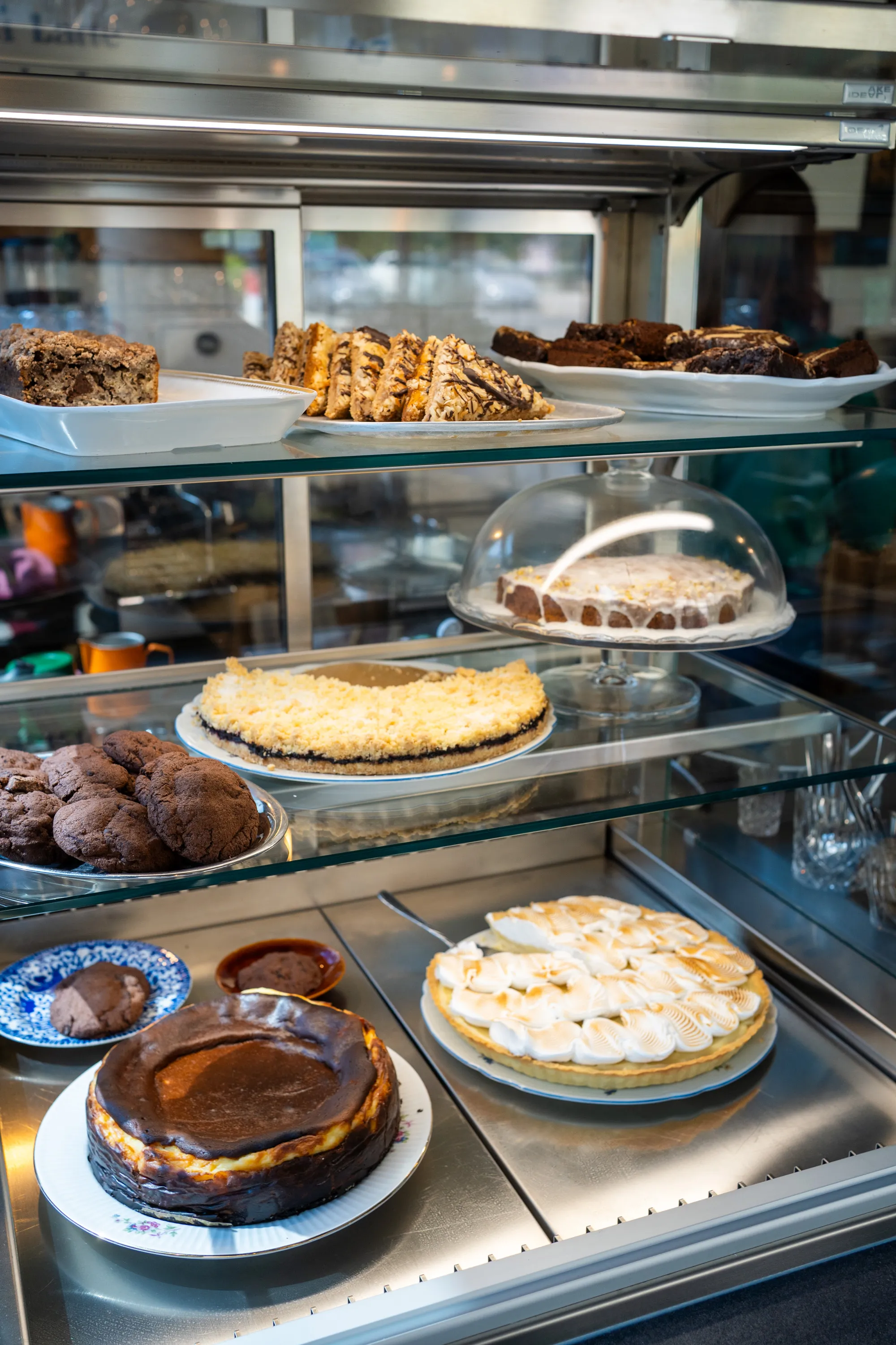 Kuchenvitrine im kate Café mit selbstgebackenen Kuchen, Tartes und Cookies